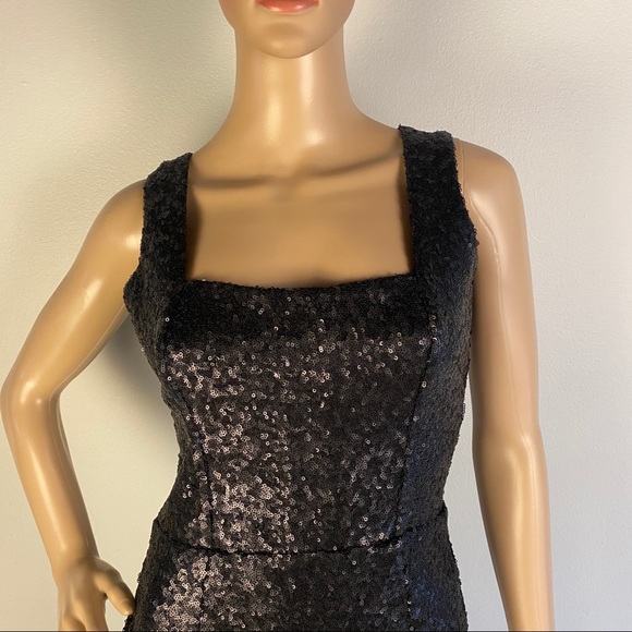 DRESS THE POPULATION GOWN - Picture 3 of 9